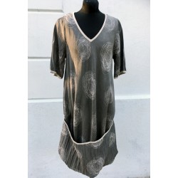 KLVLS03 Dubellt. Mörk grå med natur mönster. Kan man använda som kort eller lång klänning.